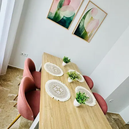 Abat 2 Cool & Wide Flat Next To The Cathedral Апартаменты